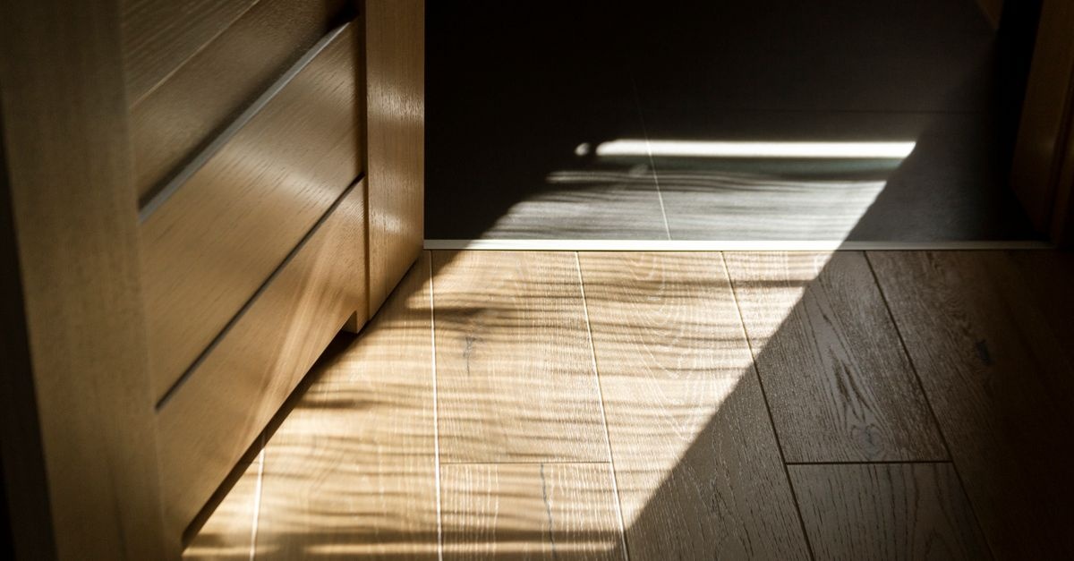 Türschwelle richtig abdichten: So bleiben Zugluft, Feuchtigkeit und Wärmeverlust draußen
