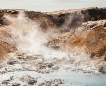 Oberflächennahe Geothermie einfach erklärt: So wird die Wärme unter unseren Füßen zur Energiequelle