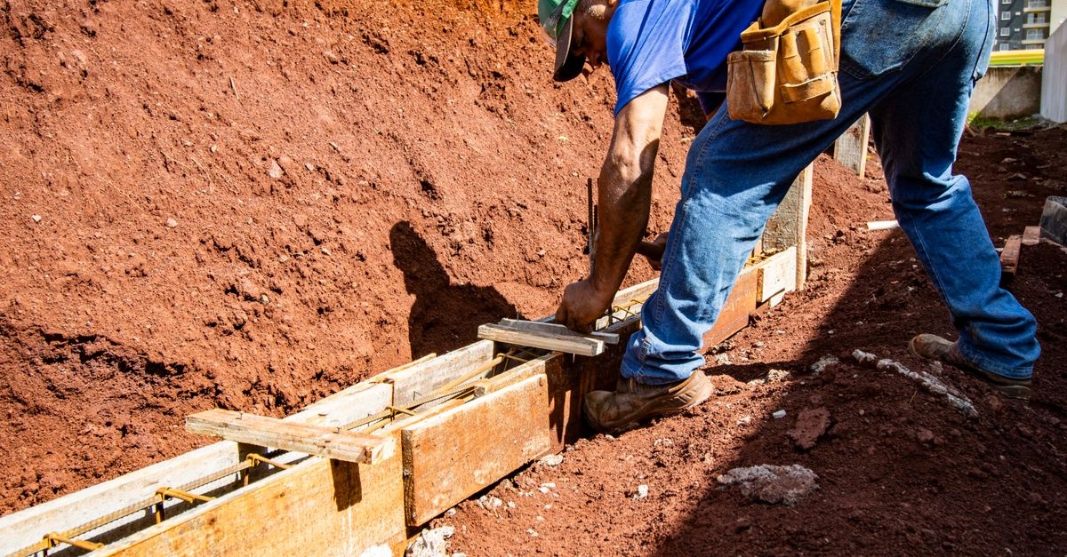Fundamentschalung richtig bauen: So gelingt das stabile Fundament Schritt für Schritt